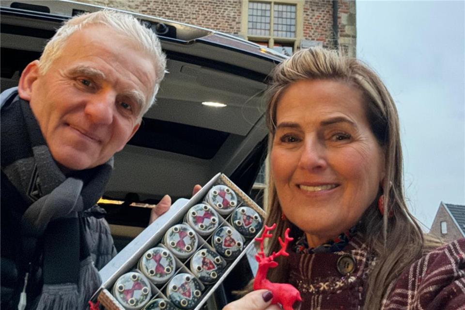 Hans-Jürgen Midelkamp und Siggi Spiegelburg packen die 15-Minuten-Advent-Tüten.