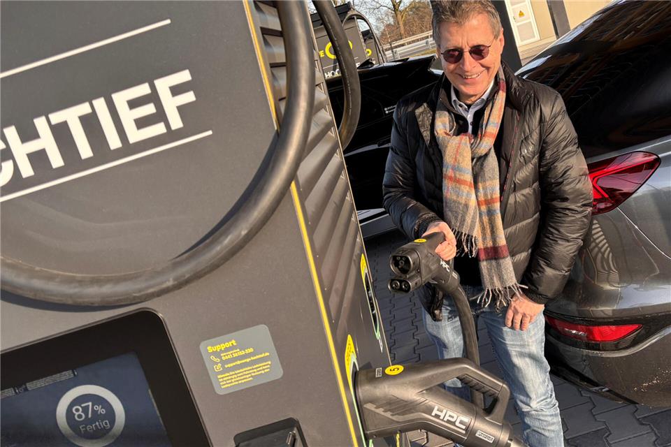 Hans-Karl Eder am Schnelladepark an der Heidener Straße: Ausreichend Aufladen dauert eine gute Viertelstunde.