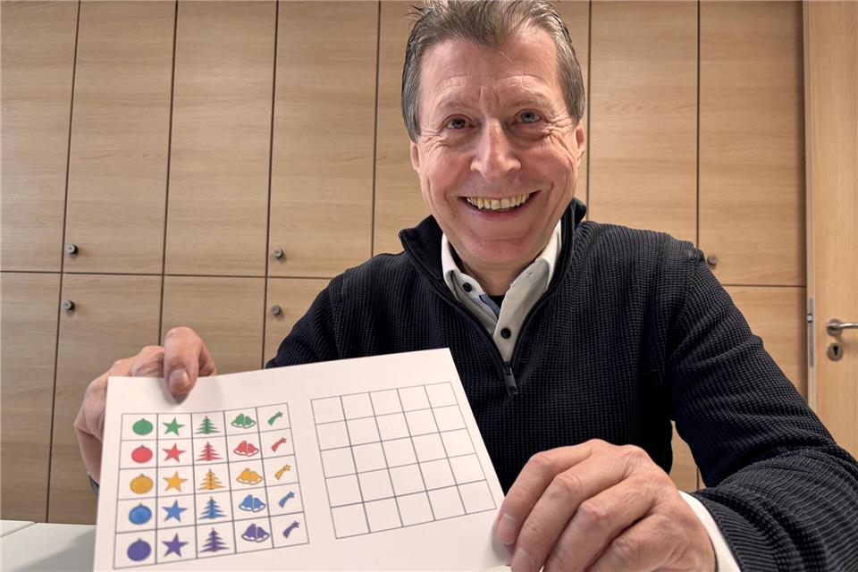 Hans-Karl Eder bereitet die Mathe-Knobeleien vor.