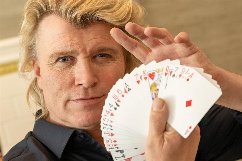 Hans Klok lässt Amsterdam staunen – Magie zum MitmachenPeter Kneffel/dpa
