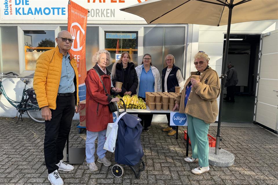 Hans-Peter Flinks, Vorsitzender des Förderkreises Tafel Borken, die beiden Wilger-Mitarbeiterinnen Sophia Hiltrop und Melissa Jacob sowie Organisatorin Annegret Börsting (hintere Reihe von links) freuen sich mit zwei Tafel-Kundinnen (vorne im Bild) über die gemeinsame Aktion.