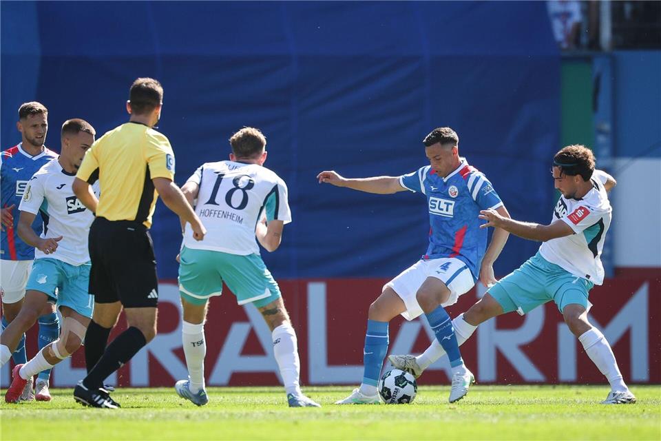 Hansa Rostock stemmte sich vergeblich gegen Hoffenheim. Christian Charisius/dpa