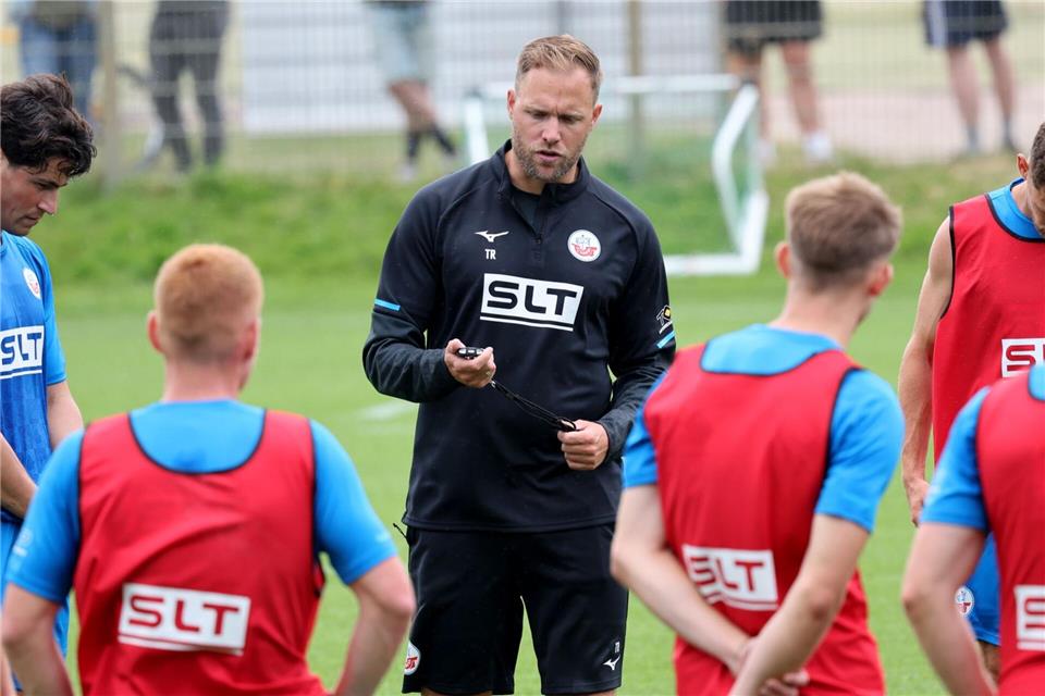 Überraschender Sieg: Rostock gewinnt gegen Aston Villa Hansa-Trainer Brinkmann feiert beachtlichen Sieg im Test gegen Aston Villa.Bernd W�stneck/dpa