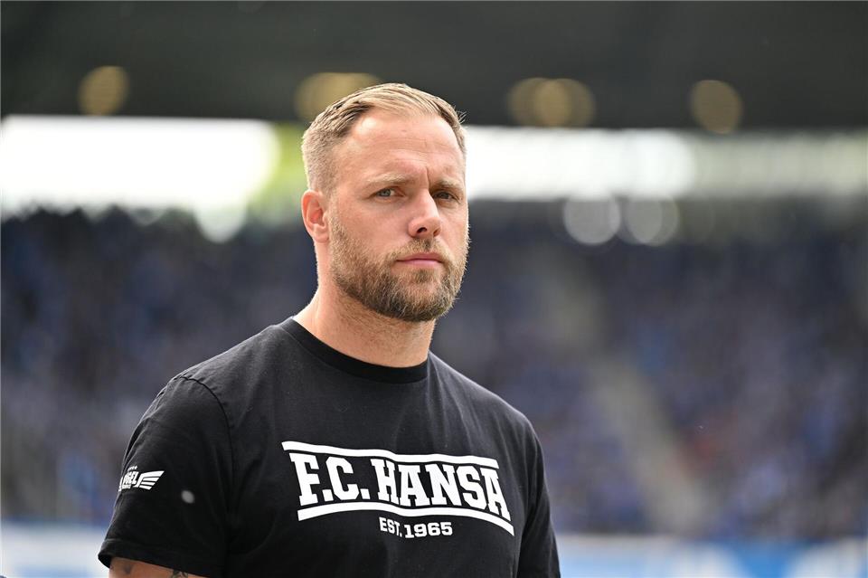 Hansas Coach Daniel Brinkmann darf nach dem deutlichen Sieg gegen Wiesbaden durchatmen. (Archivbild)Swen Pförtner/dpa