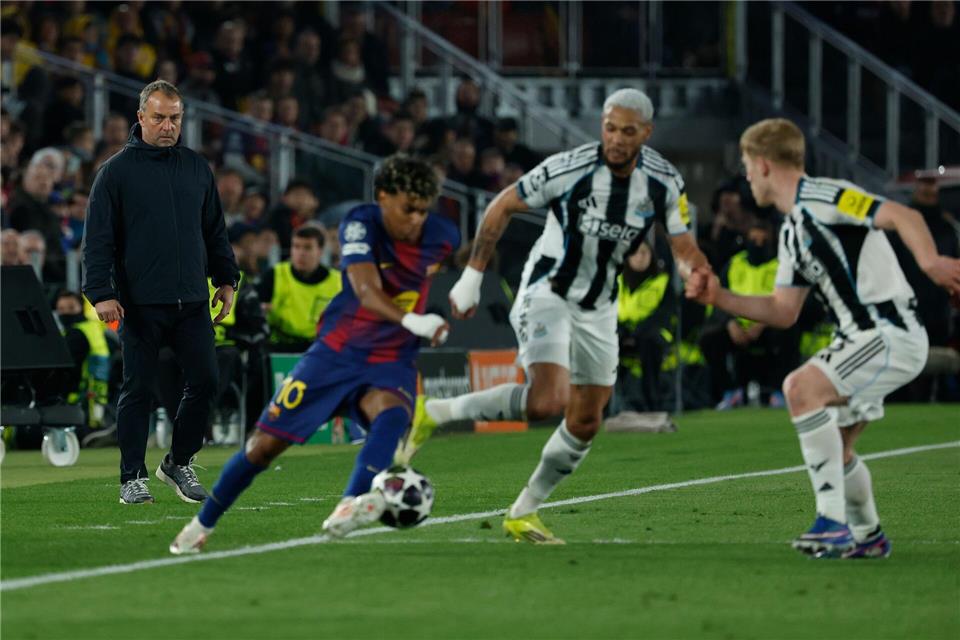 Hansi Flick beobachtet mit Lamine Yamal einen seiner Offensivstars.Joan Monfort/AP/dpa