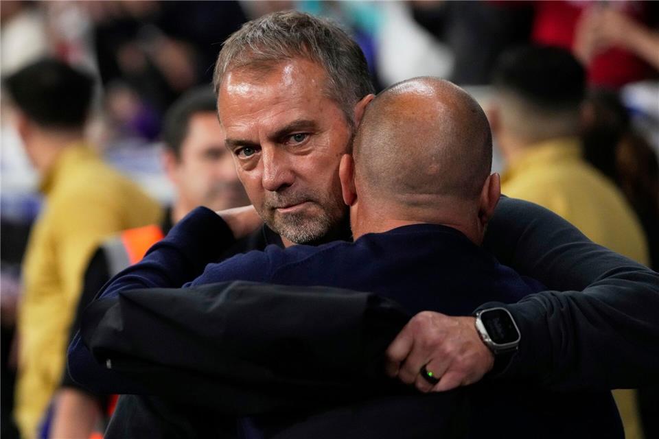 Hansi Flick feiert seinen ersten Meistertitel als Trainer im Ausland.Jose Breton/AP/dpa