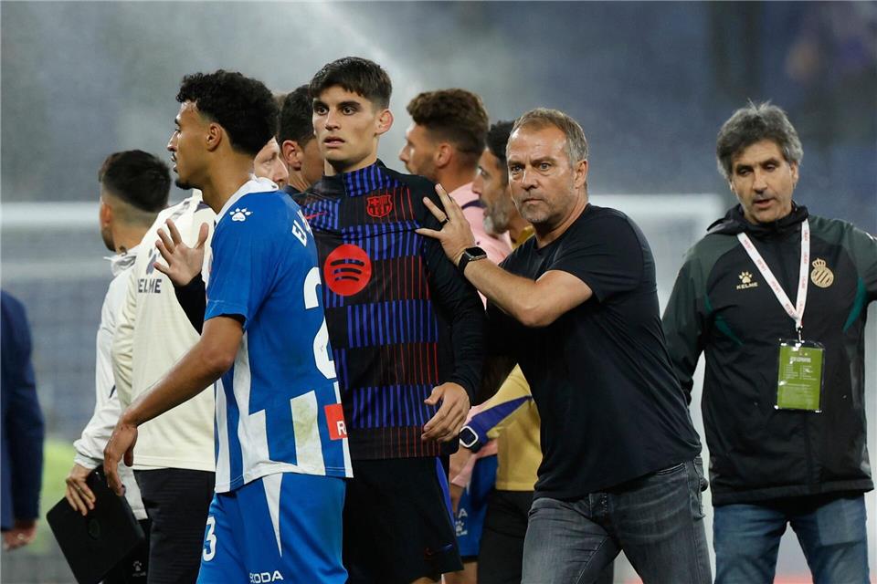 Hansi Flick wird Meister in Spanien, wollte auf dem Platz aber nicht groß feiern.Joan Monfort/AP/dpa