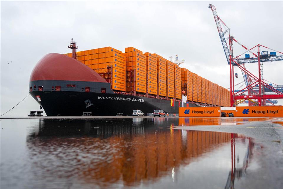 Hapag-Lloyd hat das Containerschiff „Wilhelmshaven Express“ im Oktober vorgestellt. (Archivbild) Sina Schuldt/dpa