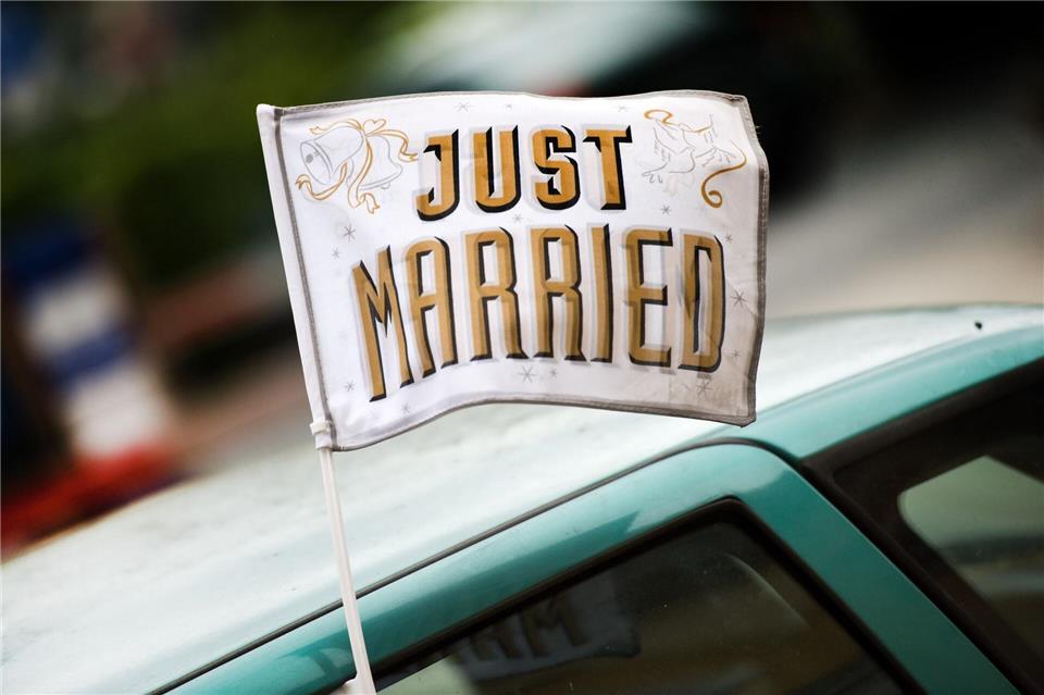 Happy forever? Das kann man nicht garantieren - aber damit es mit dem geliehenen Auto gut ausgeht, lässt sich viel tun.picture alliance/dpa/dpa-Zentralbild