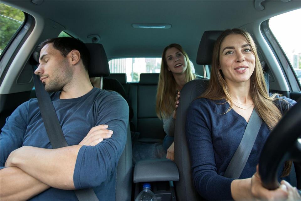 Happy und relaxed zum Ziel: Gut, wenn man sich auf längeren Fahrten am Steuer abwechseln kann.Christin Klose/dpa-tmn