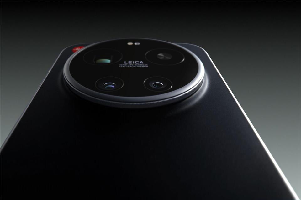 Haptisches Erlebnis: Der kugelgelagerte Objektivring aus Metall lässt sich drehen, um Zoom, Fokus, Belichtung oder Weißabgleich manuell zu steuern.Leica/dpa-tmn