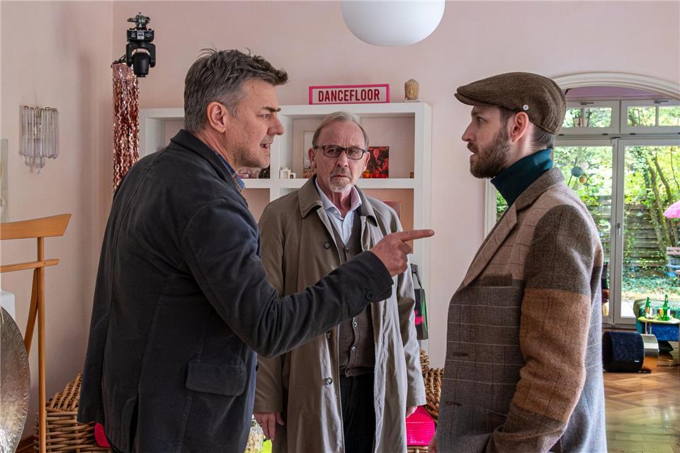 Harald Neuhauser (Marcus Mittermeier, links) und Ludwig Schaller (Alexander Held, Mitte) verdächtigen Jeremias Oesterheld (Julius Kastner).Susanne Bernhard/ZDF/dpa