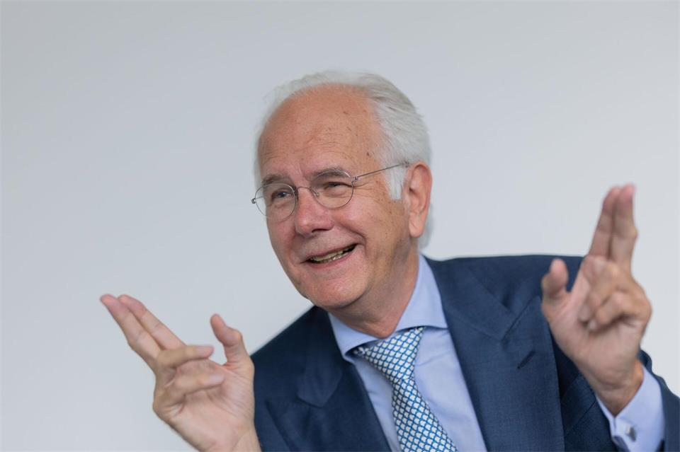 Harald Schmidt bezweifelt, dass NRW-Ministerpräsident Hendrik Wüst ein guter Kanzler wäre.Rolf Vennenbernd/dpa