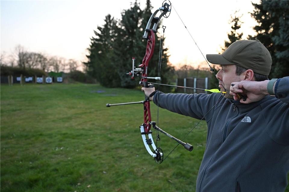 Harald Ziemer ist seit mehr als 30 Jahren Bogenschütze.Michael Brandt/dpa