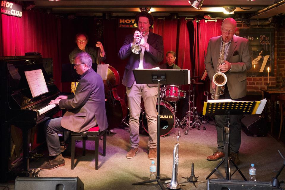„Hardbop Corporation“ präsentiert Klassiker, Swing-Standards, Latin-Titel und Eigenkompositionen.