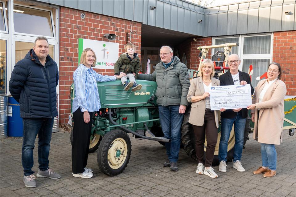 Hardy Kersten, Sabine und Noah Schmidtkamp, Gerd Böing und die Vorstandsmitglieder der Neumühlenfreunde Silke Nürnberg, Georg Wrede und Anika Lemke (v.l.) freuen sich über den Erfolg der Aktion.