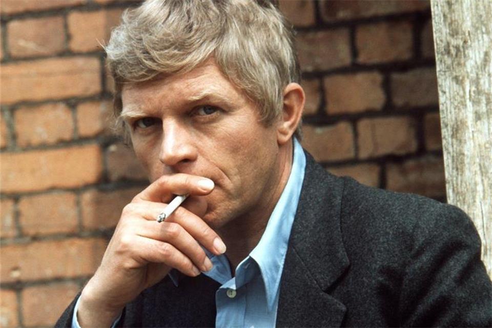 Hardy Krüger ist tot - Schauspieler mit 93 Jahren gestorben Hardy Krüger im Durbridge-Krimi „Das Messer“ (1971). Foto: Dieter Klar/dpa