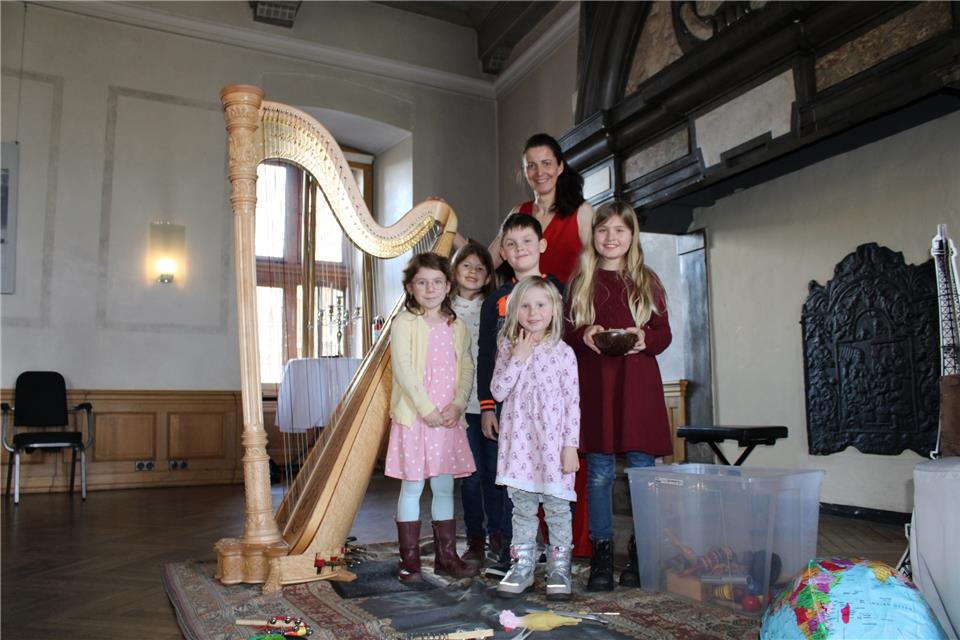 Harfenistin Silke Aichhorn bezog die Kinder im Publikum in ihr Programm ein.
