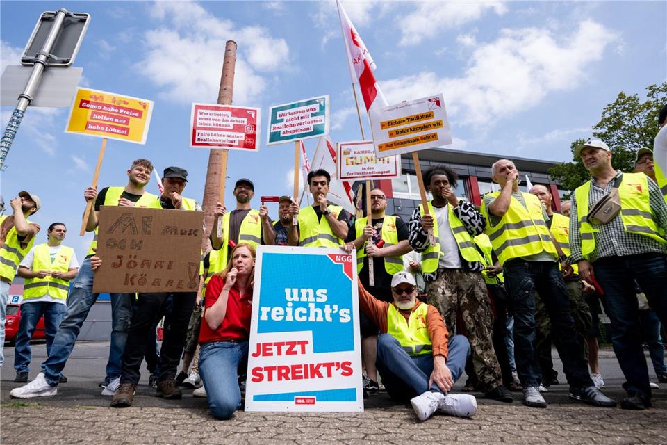 Haribo-Beschäftigte vor dem Stammwerk in Bonn.Benjamin Westhoff/dpa