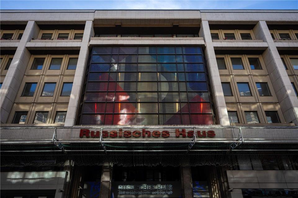 Harmloses Kulturzentrum, Propagandaschleuder oder Spionagenest? Am Russischen Haus scheiden sich die Geister.Soeren Stache/dpa