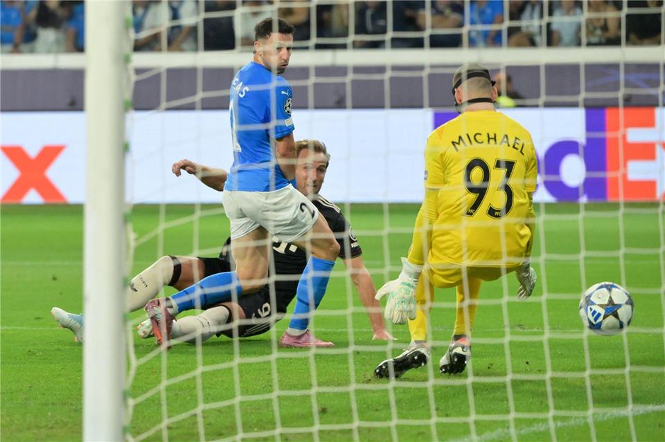 Harry Kane (am Boden) trifft nach einer feinen Einzelaktion zum 4:0.Peter Kneffel/dpa