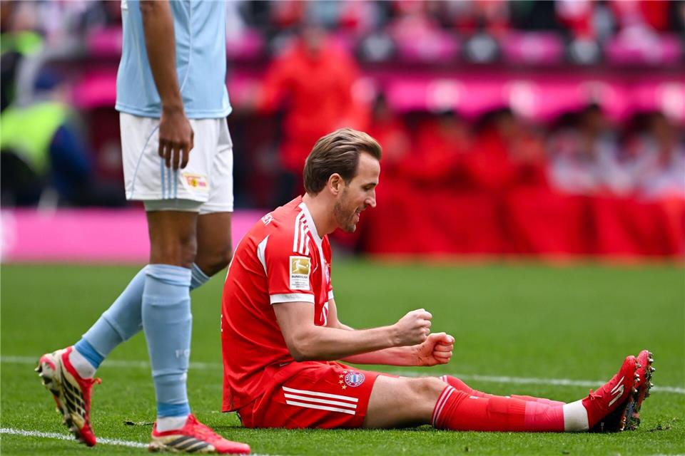 Harry Kane ballt nach seinem 31. Saisontor im Sitzen die Fäuste.Sven Hoppe/dpa