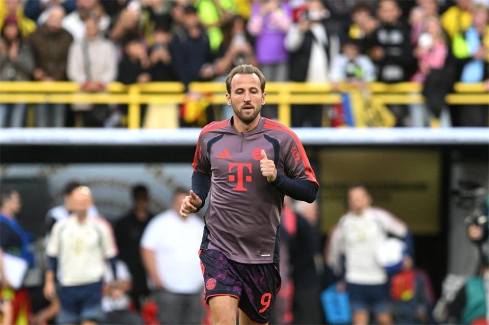Harry Kane beim Aufwärmen in Dortmund. Bernd Thissen/dpa