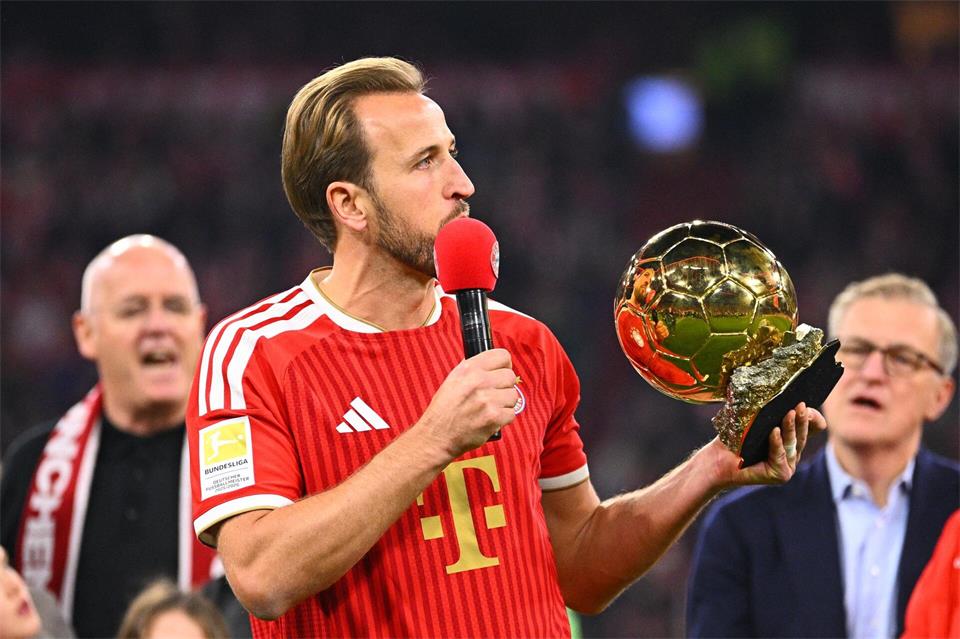 Harry Kane brachte den Ballon d’Or mit und ließ sich von den Fans feiern.Tom Weller/dpa