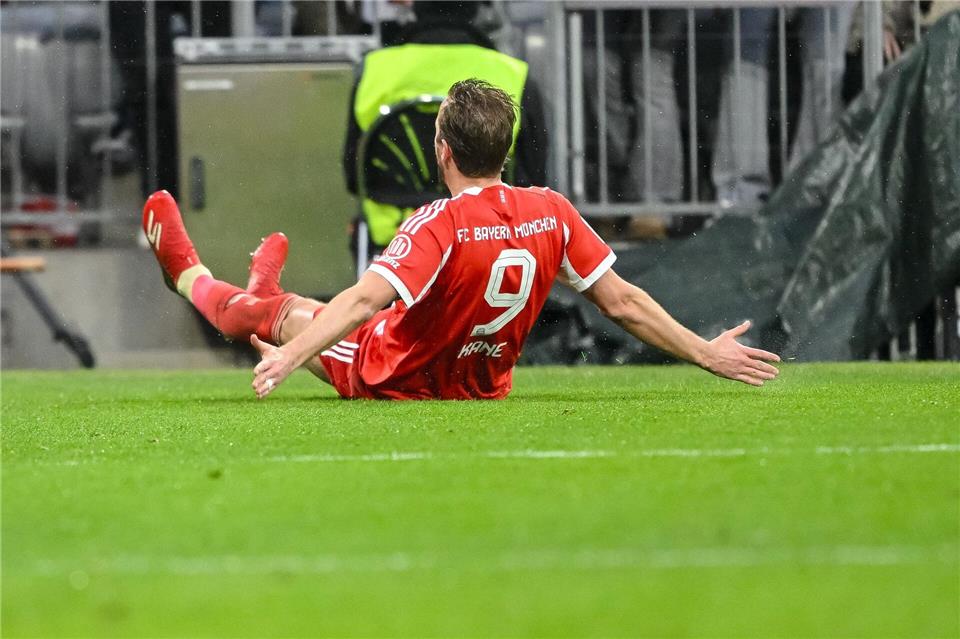 Harry Kane feiert seinen nächsten Doppelpack mit einem Jubelrutscher.Harry Langer/dpa