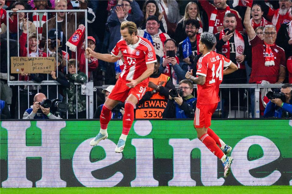 „Top Leistung“: Bayern schlägt Club-Weltmeister dank Kane Harry Kane hebt nach seinem 3:1 ab zum Torjubel, rechts freut sich Luis Díaz. Tom Weller/dpa