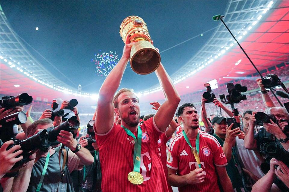 Harry Kane jubelt mit dem DFB-Pokal. Michael Kappeler/dpa