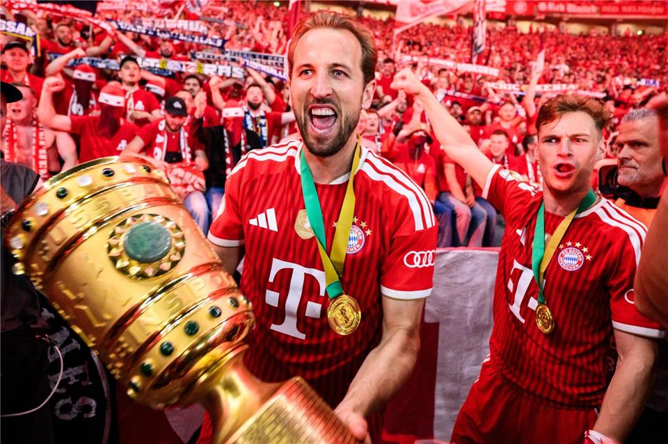 Harry Kane jubelt mit dem DFB-Pokal.Tom Weller/dpa