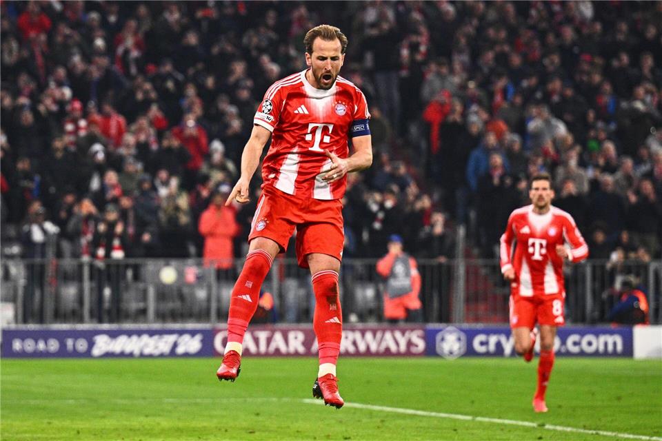 Harry Kane jubelt nach seinem im zweiten Versuch verwandelten Elfmeter.Tom Weller/dpa