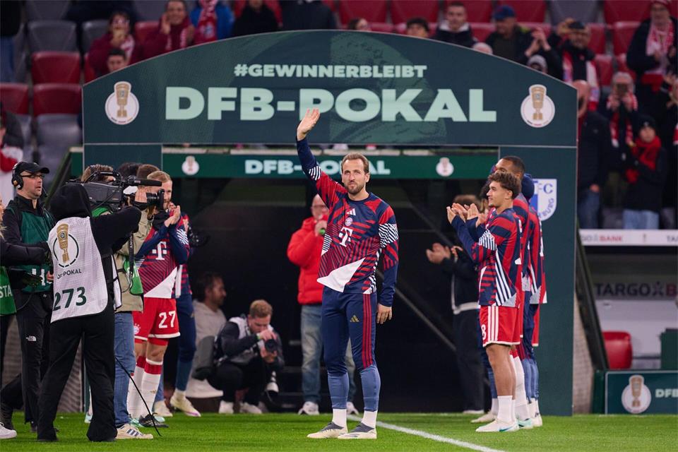Harry Kane (m) wurde rund um das DFB-Pokal-Spiel bejubelt.Sven Hoppe/dpa