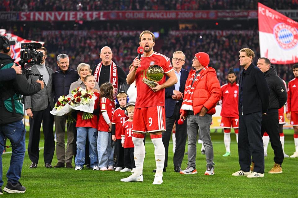 Harry Kane mit dem Ballon d’Or, im Hintergrund seine Familie.Tom Weller/dpa