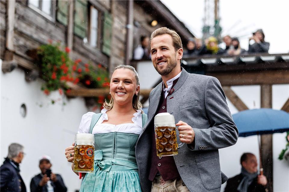 Harry Kane präsentierte sich mit seiner Frau Katie Goodland in bester Wiesn-Stimmung.Matthias Balk/dpa