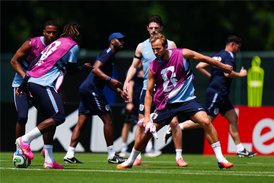 Harry Kane (r) fühlt sich vor dem WM-Start der Engländer topfit.Bradley Collyer/PA Wire/dpa