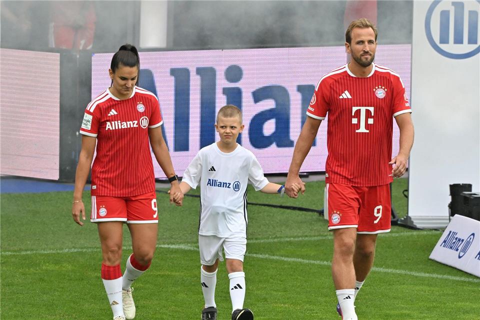 Harry Kane (r) ist nach dem WM-Urlaub zurück.Peter Kneffel/dpa