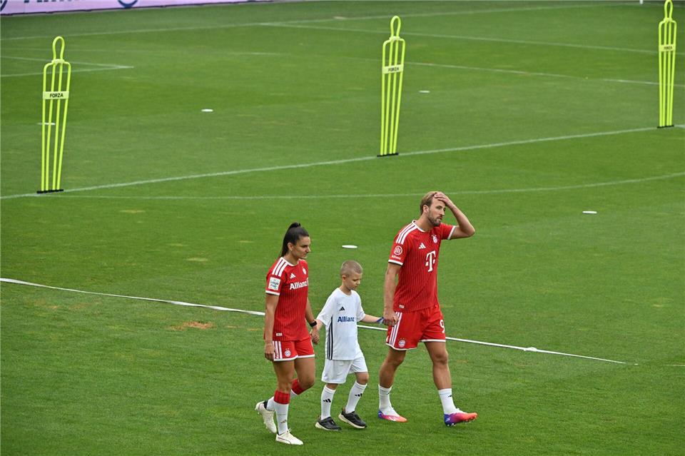 Harry Kane (r) ist nach dem WM-Urlaub zurück.Peter Kneffel/dpa