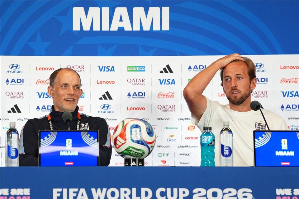 Harry Kane (r) springt Thomas Tuchel bei. Martin Rickett/PA Wire/dpa