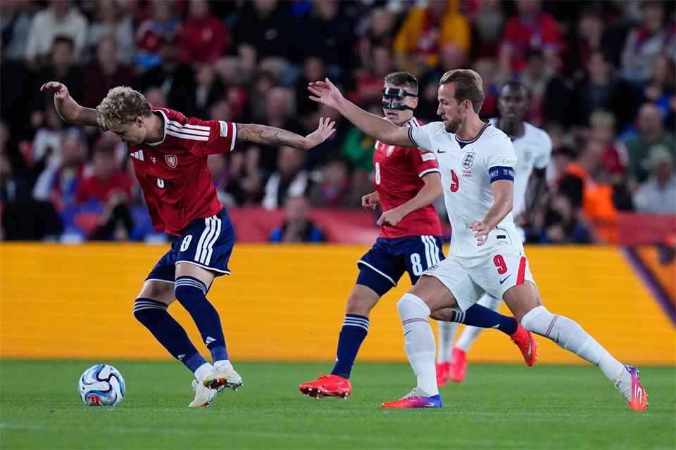 Harry Kane (rechts) traf erneut für England.Petr David Josek/AP/dpa