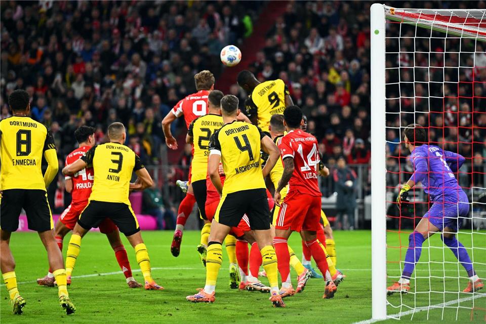 BVB-Coach Kovac schimpft auf Schiri: „Alles zerpfiffen“ Harry Kane trifft für den FC Bayern per Kopf zum 1:0.Sven Hoppe/dpa