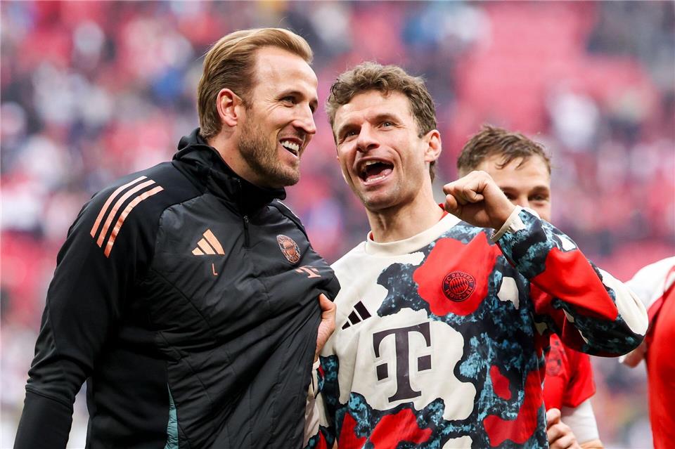 Harry Kane und Thomas Müller freuen sich nach ihrer ersten Meisterfeier auf ein weiteres besonderes Wochenende.Jan Woitas/dpa