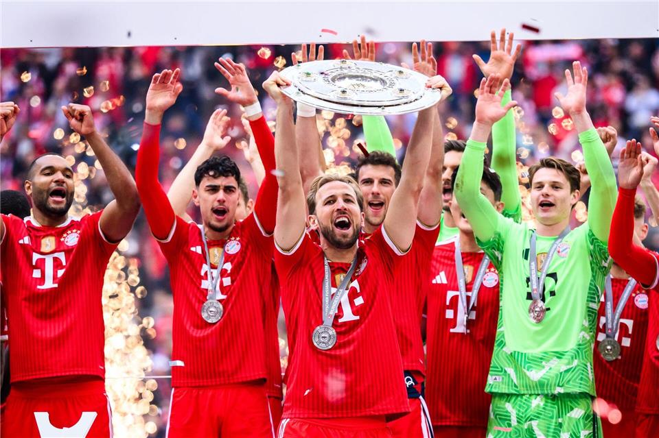 Harry Kane und die Bayern wollen auch in Berlin eine Trophäe in die Höhe stemmen. (Archivbild)Tom Weller/dpa