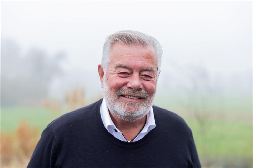 Harry Wijnvoord, niederländischer Moderator, steht in seinem Garten.