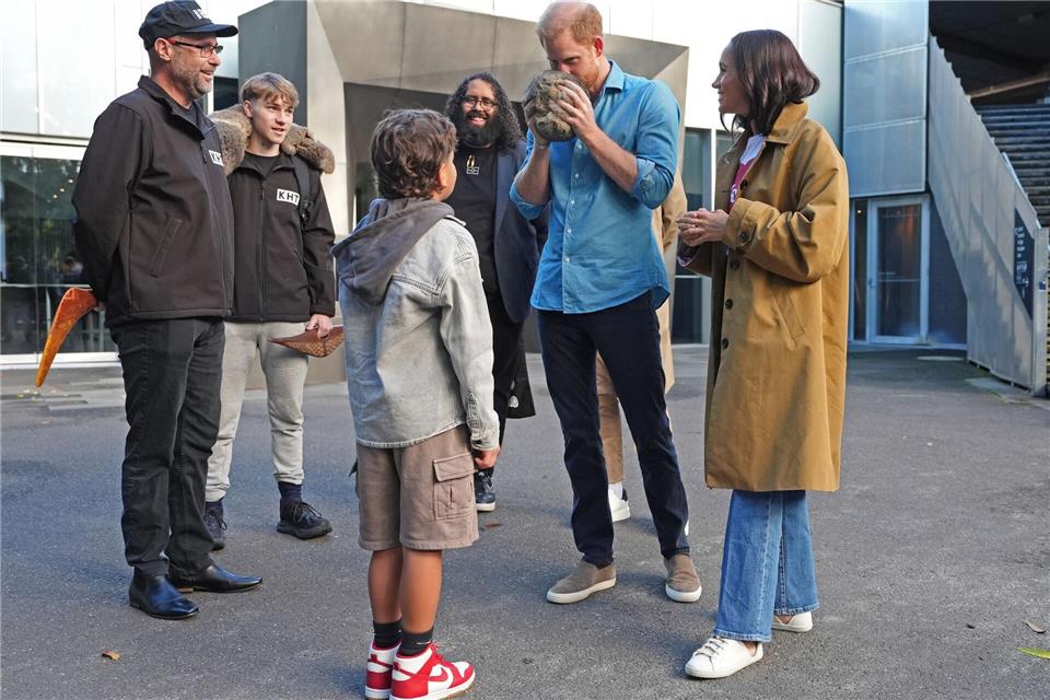 Harry und Meghan ließen sich einen Marngrook-Ball zeigen, der für ein traditionelles indigenes Ballspiel benutzt wird.Jonathan Brady/PA Wire/dpa