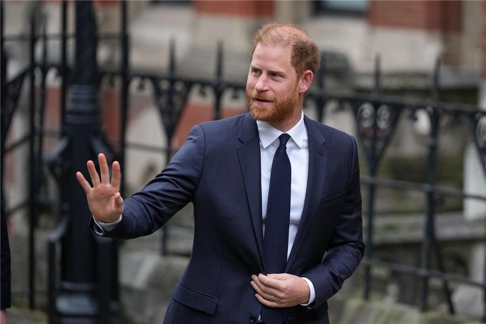 Harry winkt den zahlreichen Reportern zu.Alastair Grant/AP/dpa