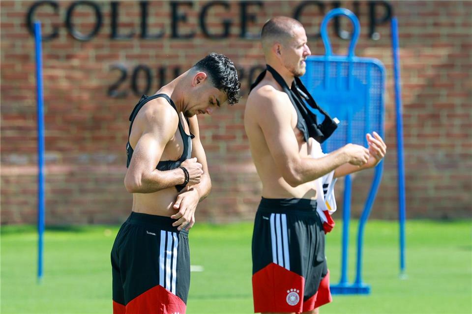 „Hart trainieren“ ist auch im Turnier wichtig: Aleksandar Pavlovic (l) und Waldemar Anton auf dem Trainingsplatz in Winston-Salem. (Archivbild)Jan Woitas/dpa