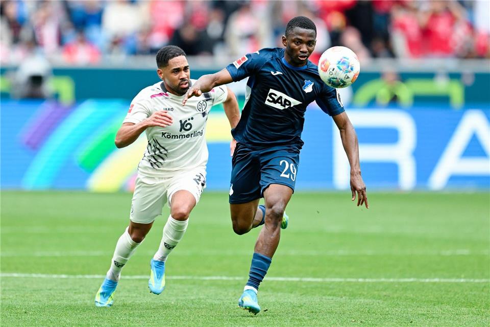 Hart umkämpfte Partie: der Mainzer Phillipp Mwene (l.) versucht,  Bazoumana Touré zu stoppen. Uwe Anspach/dpa