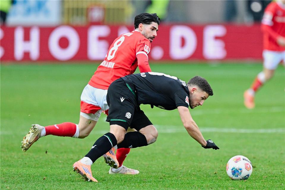 Hart umkämpftes Duell: Lauterns Semih Sahin (l.) gegen Hannovers Enzo Leopold. Uwe Anspach/dpa